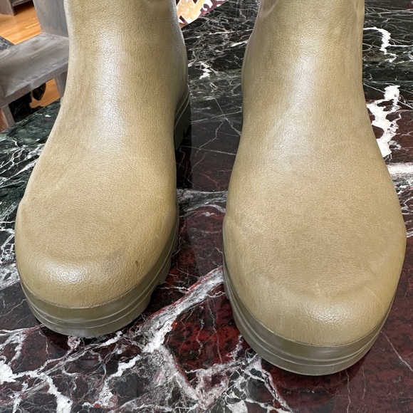 Chic Olive Women's Rain Boots - Picture 4 of 8